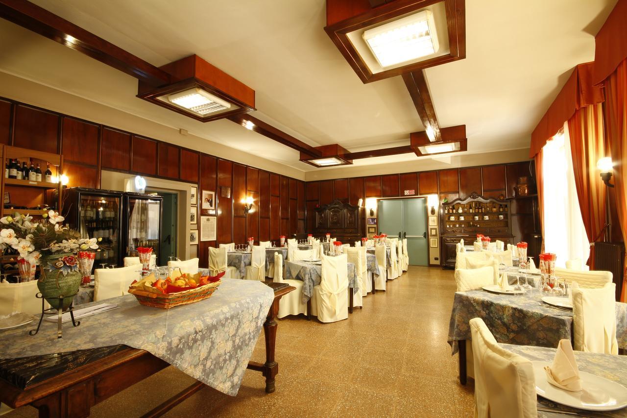 hotel ristorante vittoria Santhià Esterno foto