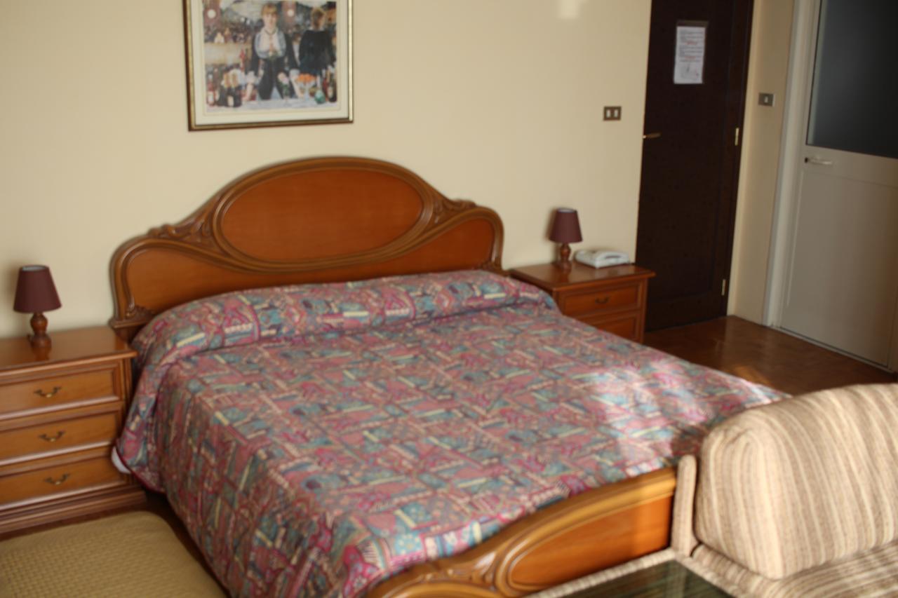 hotel ristorante vittoria Santhià Esterno foto
