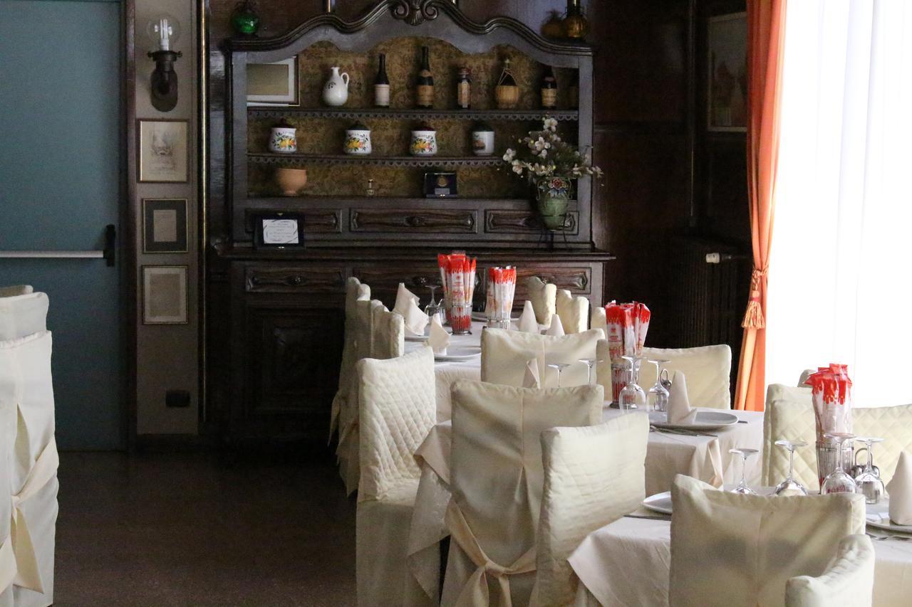 hotel ristorante vittoria Santhià Esterno foto