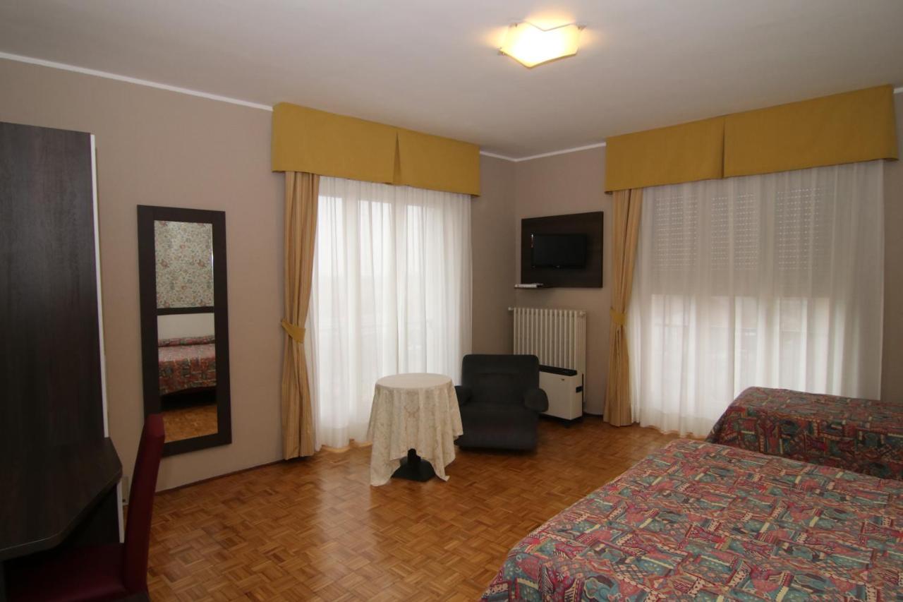 hotel ristorante vittoria Santhià Esterno foto