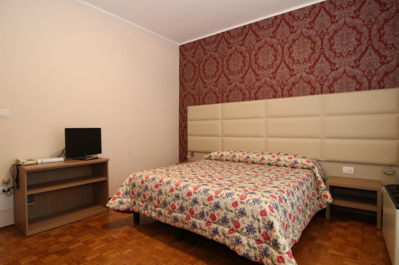 hotel ristorante vittoria Santhià Esterno foto