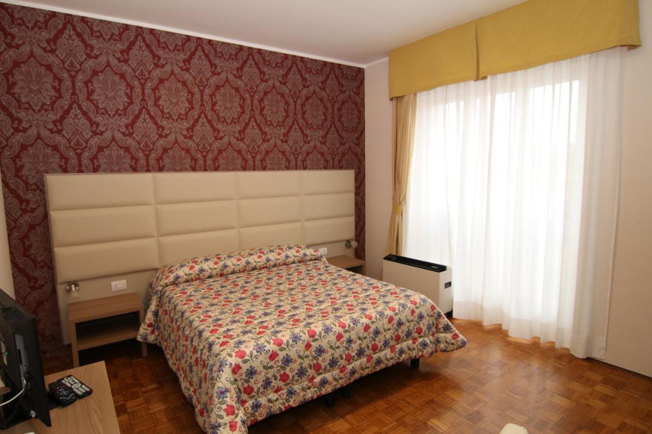 hotel ristorante vittoria Santhià Esterno foto