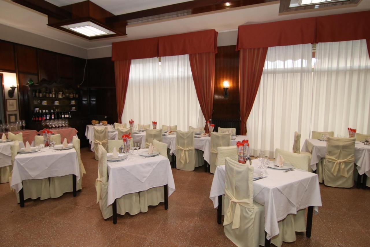 hotel ristorante vittoria Santhià Esterno foto